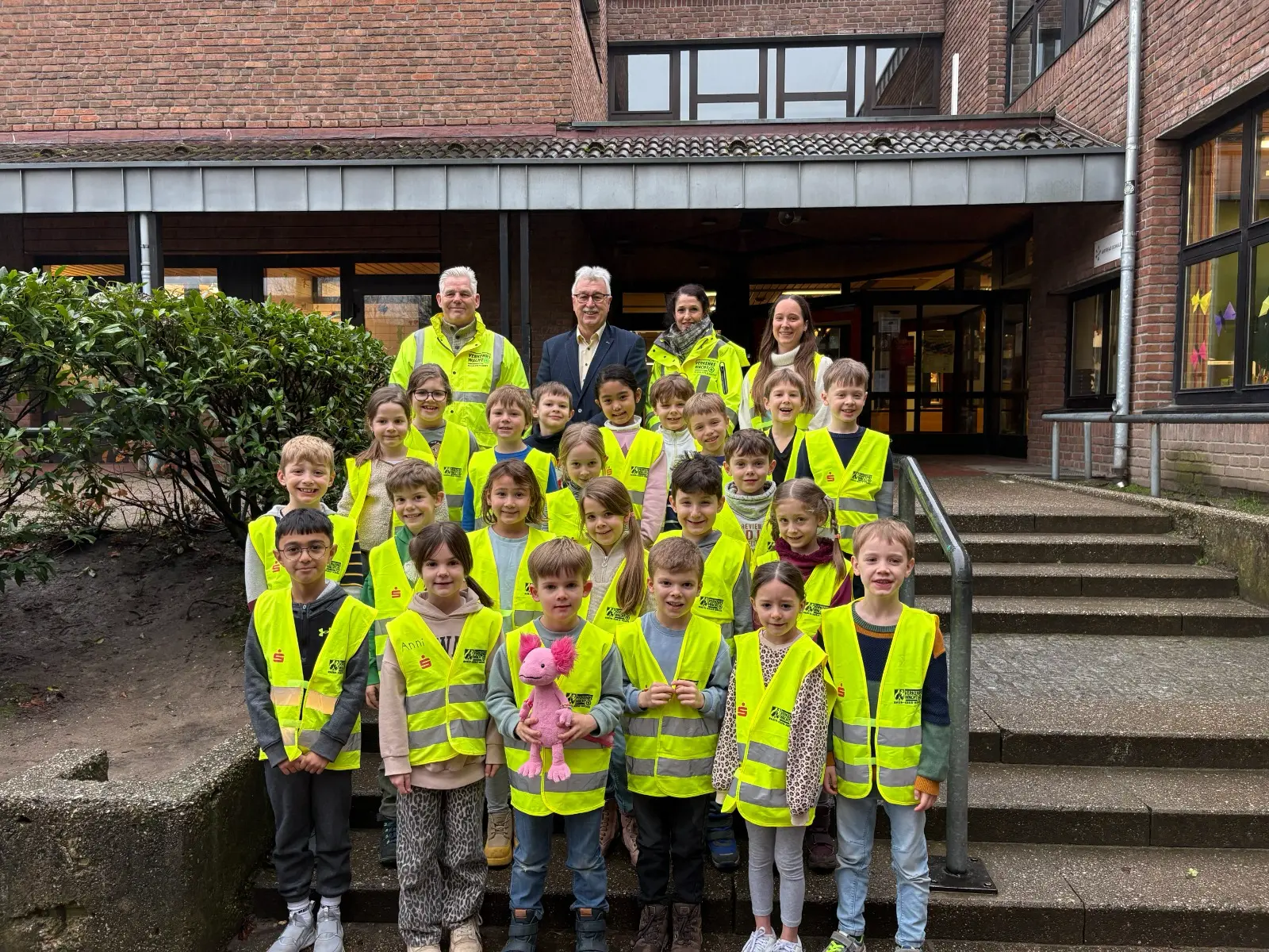 Kinder der ersten Klassen mit ihren neuen Warnwesten